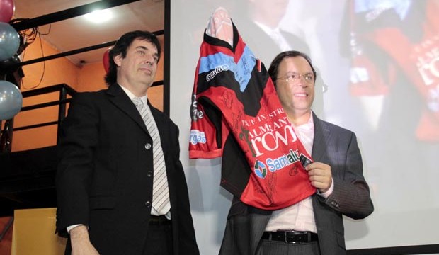 Adrián Vairo (en la foto con Giustozzi) llamó a elecciones con menos de un mes de anticipación. Los socios lo acusan de no brindar información.