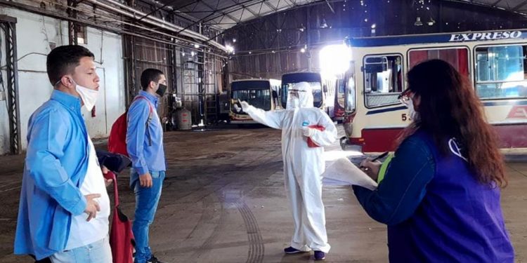 Coronavirus: dio positivo un chofer de la 266 y está internado en el Oñativia