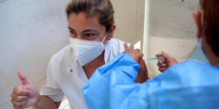 El personal de salud del Hospital Meléndez fue el primero en vacunarse contra el coronavirus en Brown