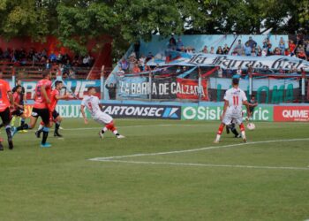 Brown de Adrogué lo empató en el final y dejó pasar el tren de la punta