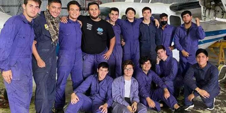 Alumnos de una escuela técnica de Quilmes reparan un avión que participó en la Guerra de Malvinas