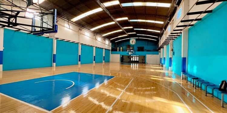 El club El Fogón de Mármol inaugura el piso de su cancha de basquet