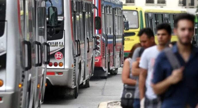 Unas 200 líneas de colectivos reducen frecuencias para reclamar por subsidios