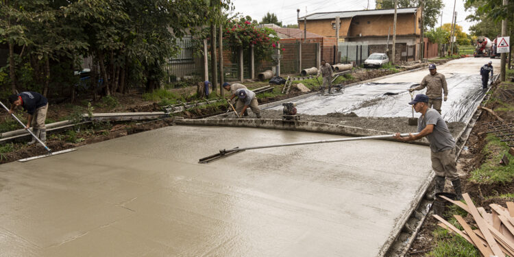 Avanza la pavimentación de 70 calles que recorren cinco localidades de Brown
