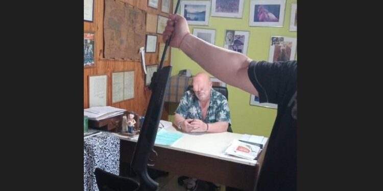 Longchamps: acusan al dueño de un colegio de matar palomas con un rifle en el patio y con los alumnos en clase