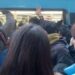 Trenes colapsados, empujones, golpes y el ingenio para tratar de llegar a tiempo