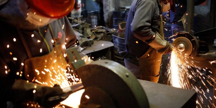 Recesión: en abril volvieron a caer con fuerza la industria y la construcción