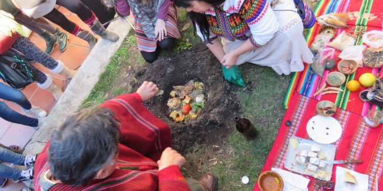 Comienza Agosto: el ritual de la caña con ruda y la ofrenda a la Madre Tierra