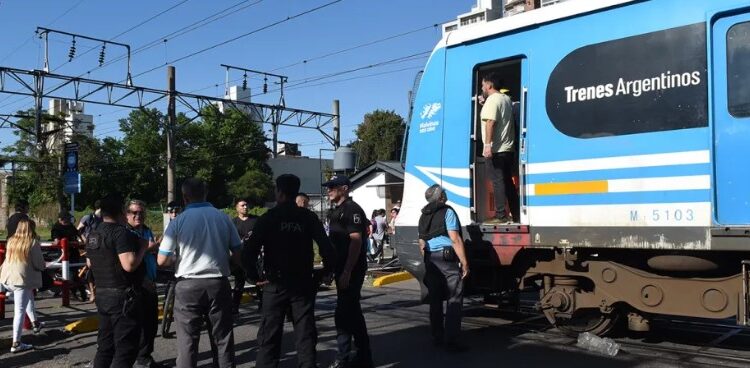 Distracción y milagro en Lomas: lo atropelló el tren por cruzar apurado