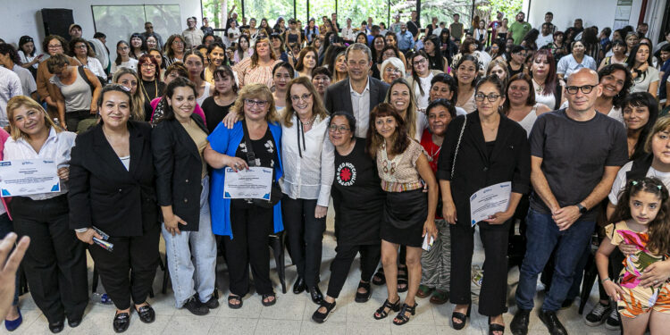 Cascallares y Alicia Kirchner entregaron certificados a egresados de una diplomatura de la UNAB