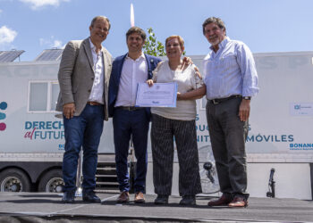 Kicillof y Cascallares en Don Orione: impusieron el nombre al polideportivo y recorrieron centros socio educativos