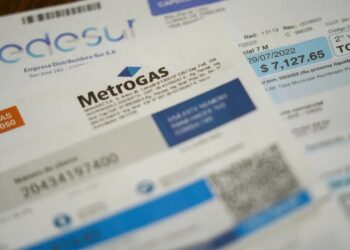 La suba de tarifas destruyó el poder adquisitivo: en un año el gasto en servicios se quintuplicó