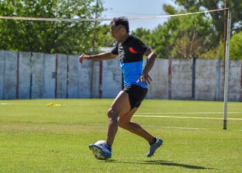 Con una particular presentación, Brown de Adrogué anunció la vuelta del hijo de un campeón del mundo
