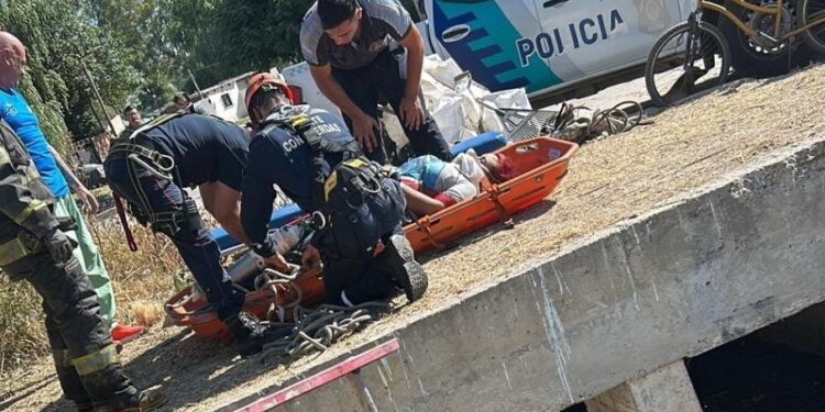 Malvinas: cayó a un arroyo mientras trabajaba y la rescataron los bomberos