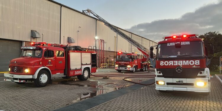 Se incendió parte de una fábrica del parque industrial Burzaco