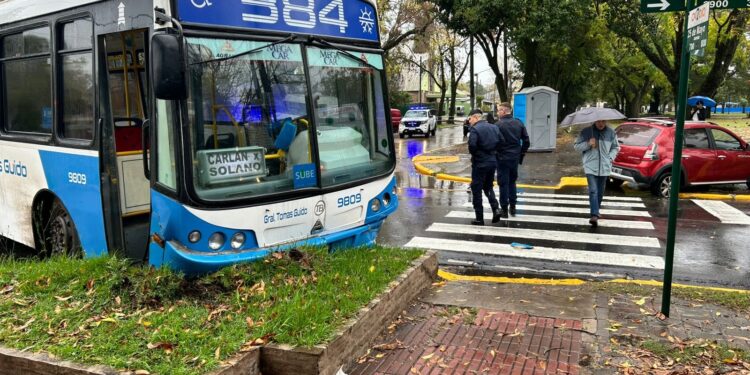 Mármol: cuatro pasajeros heridos en el choque de un colectivo de la Línea 384
