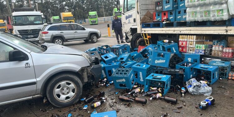 Un herido tras el choque entre un camión cargado de cerveza y una camioneta