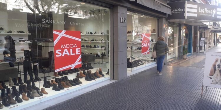 Mega Liquidación en Lomas: más de 100 comercios ofrecen descuentos hasta el domingo