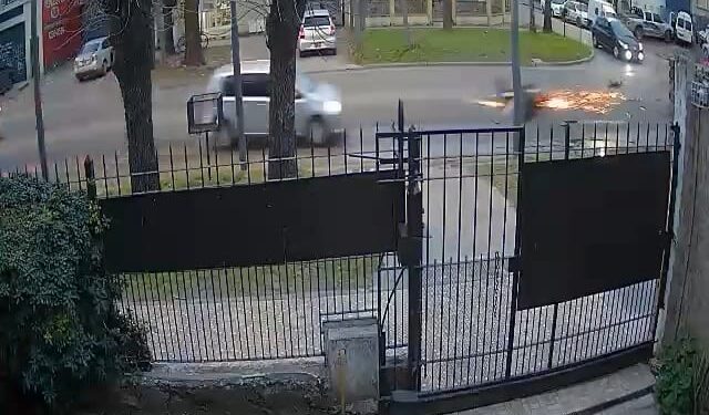 Adrogué: piden testigos para dar con un automovilista que atropelló a un joven en moto y escapó
