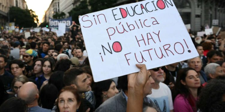 Estudiantes y docentes de las universidades del sur marchan hoy contra el veto de Milei