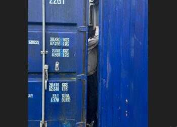 Entró a robar a una fábrica de Burzaco y quedó trabado entre dos contenedores