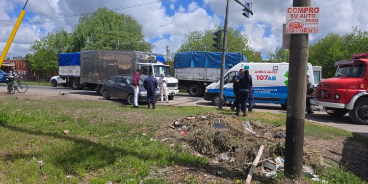 Burzaco: perdió el control del camión y chocó contra un auto