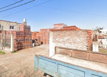 Cuatro ladrones robaron en un corralón de Longchamps, balearon al dueño e hirieron a su hijo