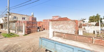 Cuatro ladrones robaron en un corralón de Longchamps, balearon al dueño e hirieron a su hijo