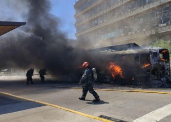 Se incendió completamente un colectivo de la 160 y el chofer se salvó de milagro