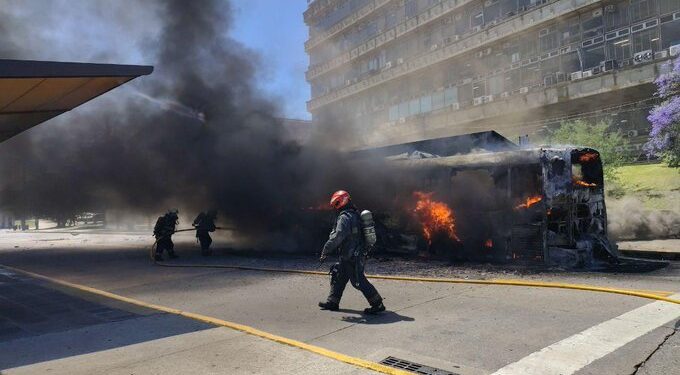 Se incendió completamente un colectivo de la 160 y el chofer se salvó de milagro