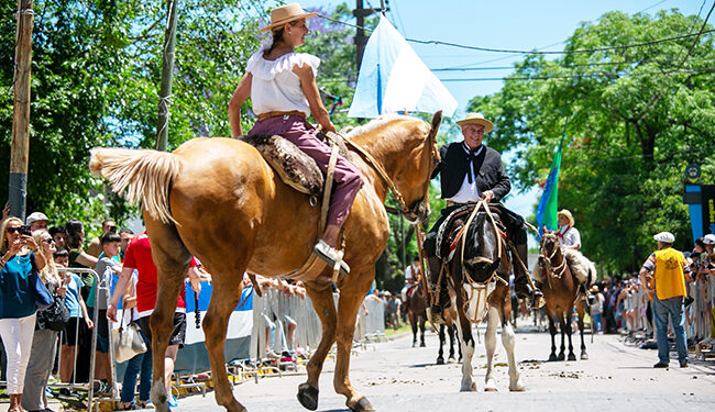 Fin de semana criollo en Brown: noche folklórica y desfile gaucho por el Día de la Tradición