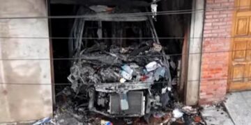 En Lanús explotó un auto que estaba dentro de una casa y hay un herido grave