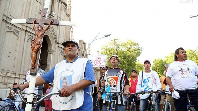 En Santiago del Estero miles de personas realizan un via crucis en bicicleta y moto.