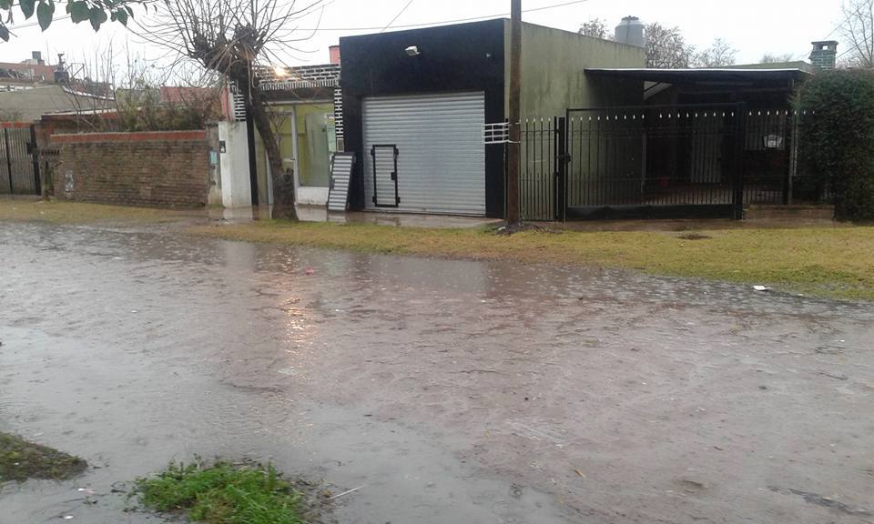 Barrios inundados y calles intransitables en Brown