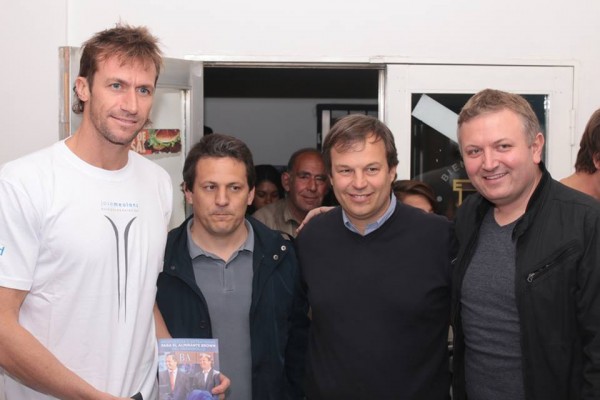 José Meolans llevó adelante una clínica de natación en Glew