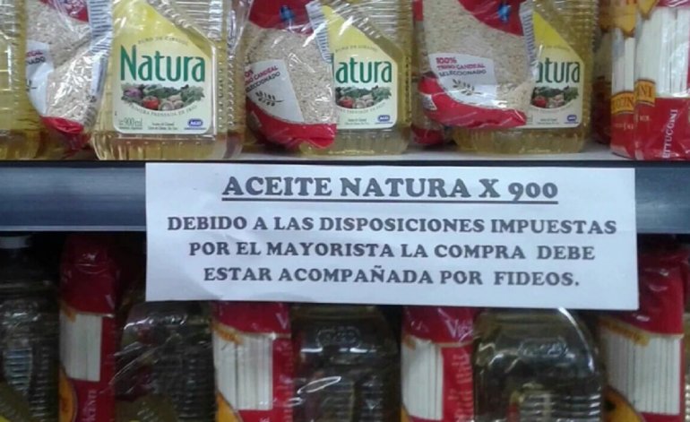 Consumidores desesperados se pelean por comprar aceite