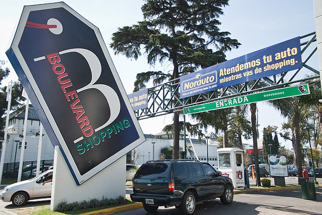 Día del amigo violento en el Boulevard de Adrogué