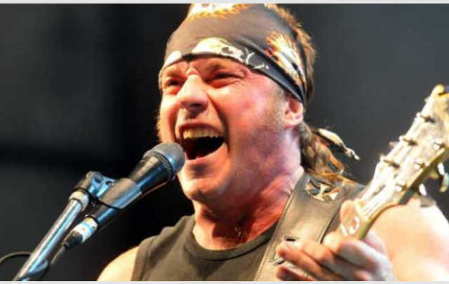 Chizzo le cantó a un pequeño grupo de fans