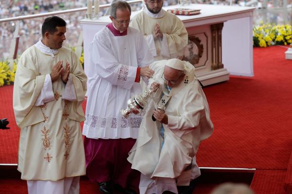 Video: El Papa Francisco se cayó en plena misa en Polonia