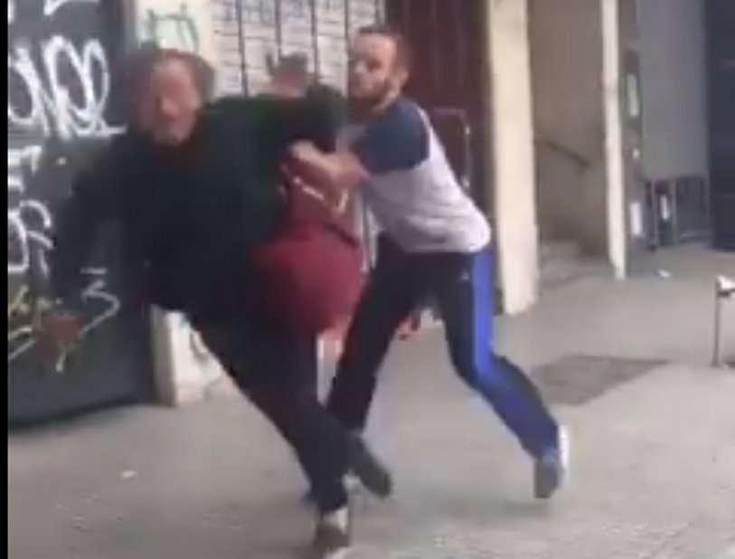 Video: Un rugbier empujó a un hombre en la calle y escapó a carcajadas