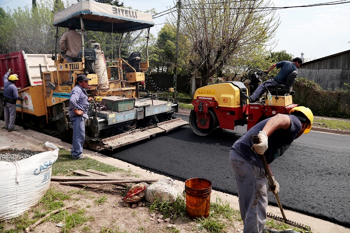 Avanzan las obras de asfalto en Glew y Malvinas Argentinas