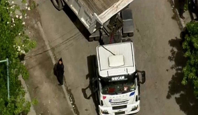 Una adolescente murió atropellada por un camión municipal en Lomas de Zamora