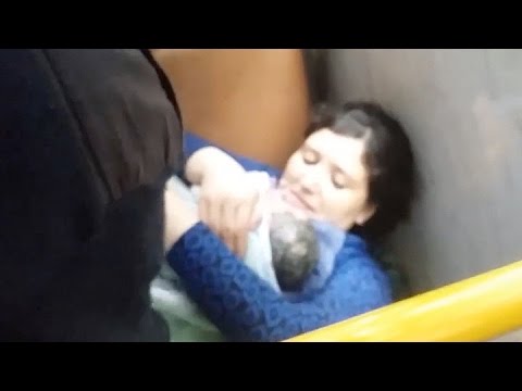 Una mujer tuvo a su bebé en un colectivo