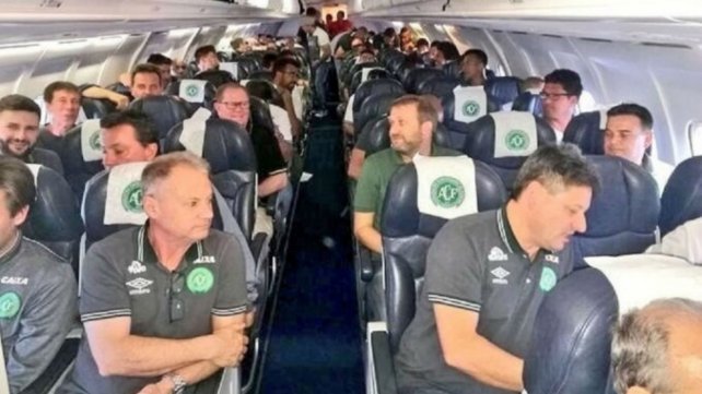 Se estrello el avión quetrasladaba al plantel de Chapecoense: 76 muertos