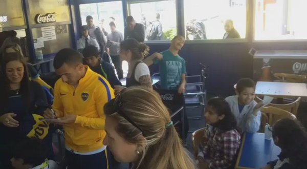 Tevez con los chicos de la Escuela Especial 508 de Adrogué