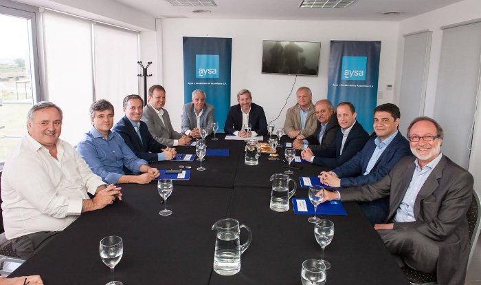 Firman convenio con AySA para el avance de obras de agua potable y cloacas  en Brown