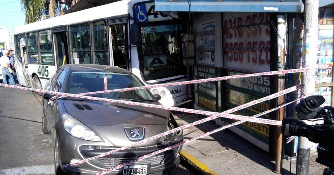 Lanús: colectivo se quedó sin frenos y se incrustó en un puesto de diarios