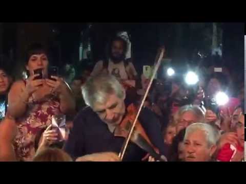 Video: Peteco tocando entre la gente en el Festicala