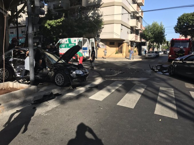 Cruzó en rojo y chocó de frente en Palermo: hay tres heridos
