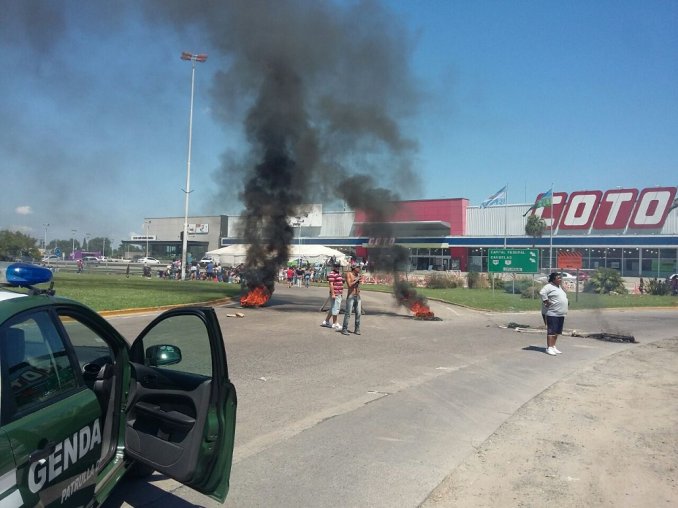 Piqueteros reclamaron bolsones de comida frente al Coto de Ezeiza